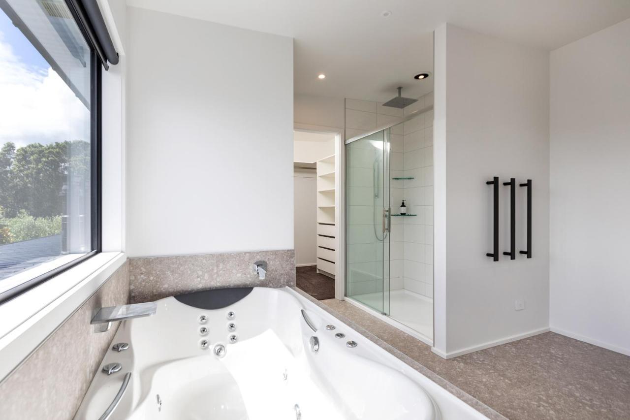 Oakura Beach Front Apartments Екстер'єр фото