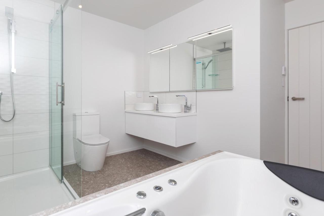 Oakura Beach Front Apartments Екстер'єр фото