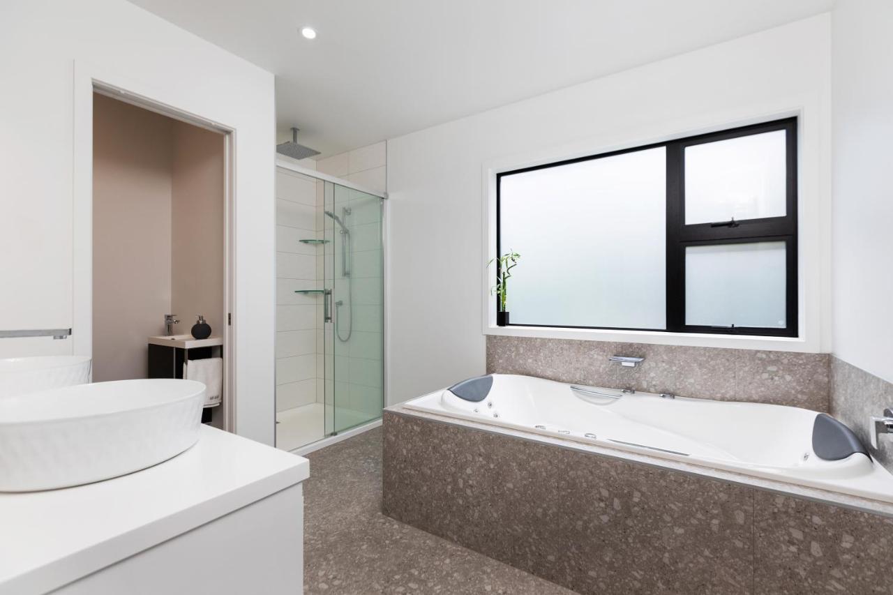 Oakura Beach Front Apartments Екстер'єр фото